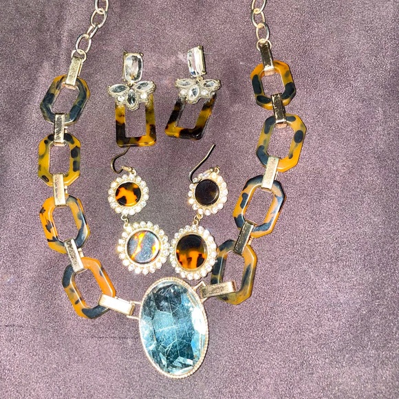 GORGEOUS STATEMENT NECKLACE AND EARRINGS BUNDLE - Picture 1 of 3